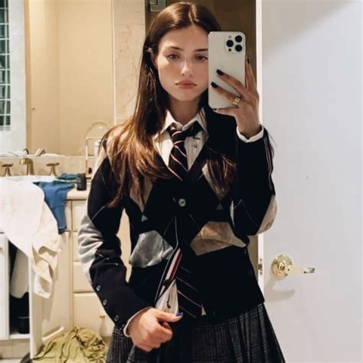 Discovering Salomé Muñoz: A Journey of Self-Acceptance and Digital Influence
